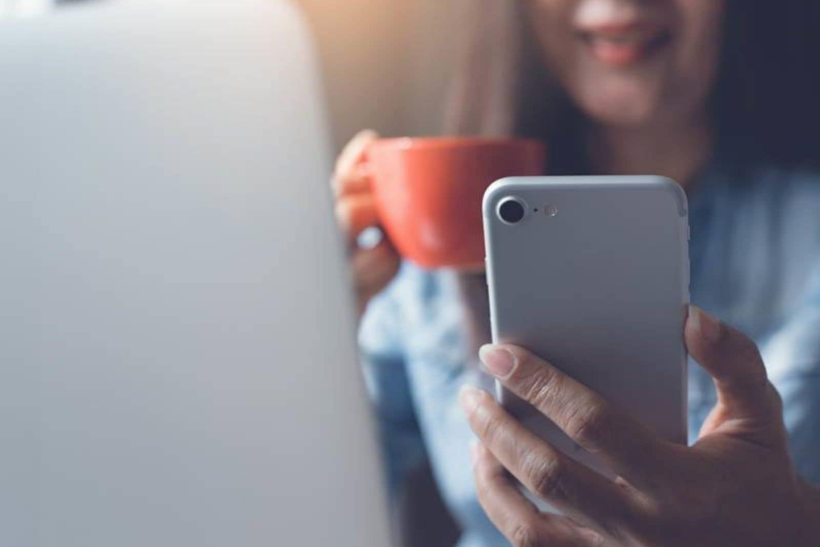 mujer mirando su teléfono