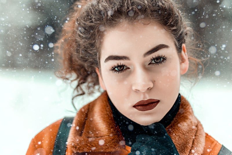 mulher na neve