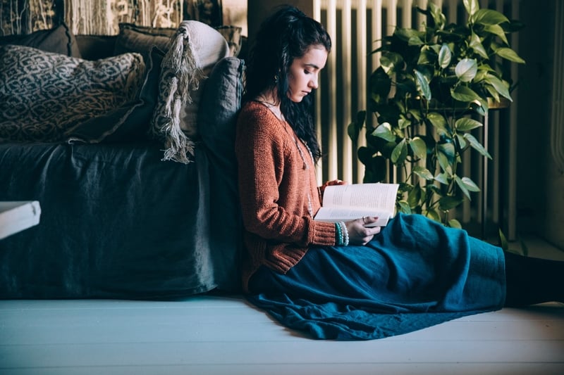 mujer leyendo un libro