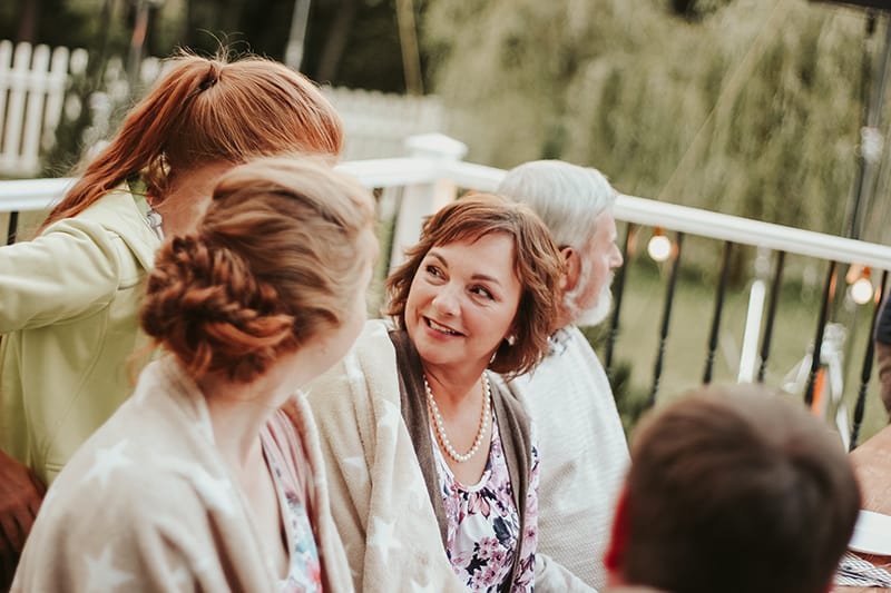 donna seduta di fronte all'uomo che parla con un'altra donna