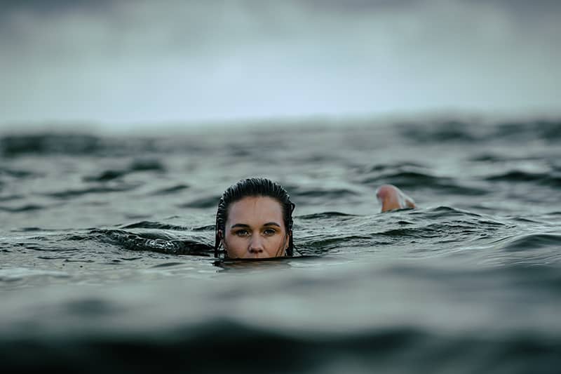 donna che nuota nell'oceano