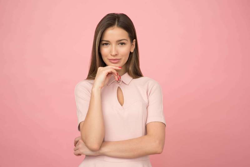 mulher com um top cor-de-rosa de meia manga com gola