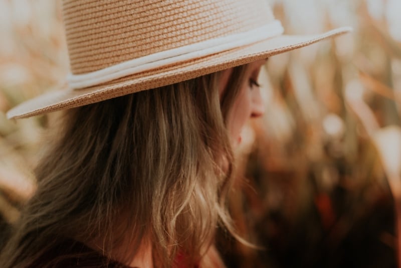 fotografia a fuoco selettivo di donna con cappello di paglia