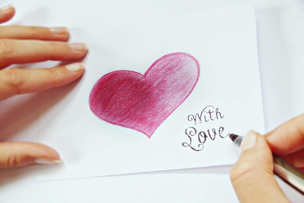 scrivere il cuore con le dita elenco di carta