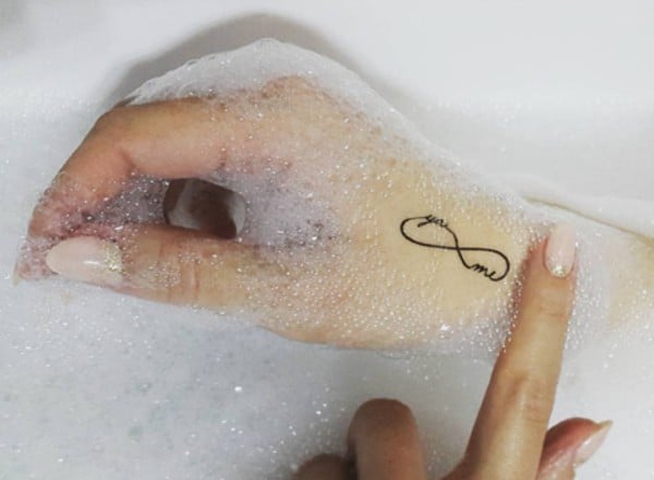 Tatuaggio con simbolo dell'infinito "You and me inside" sulla mano