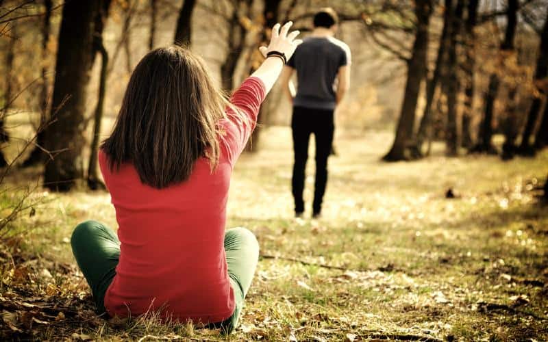 Pareja joven rompiendo en el bosque