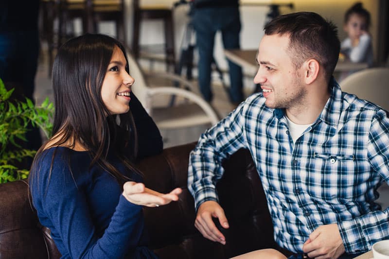 jovem casal a conversar e a divertir-se