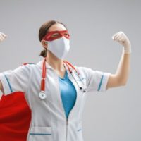 Enfermeira com máscara e fato de super-herói
