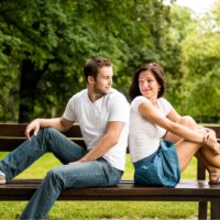 Pareja joven y sonriente mirándose