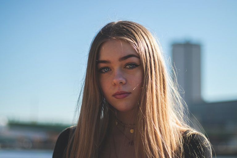 donna con lunghi capelli biondi