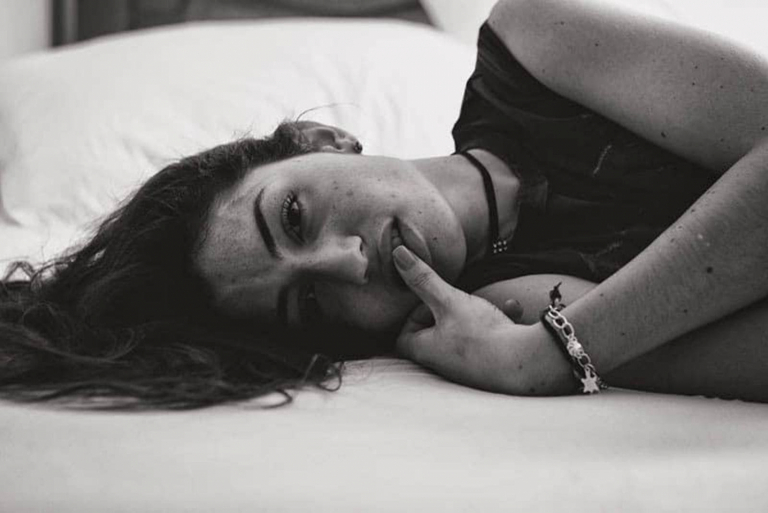 la mujer está tumbada en la cama
