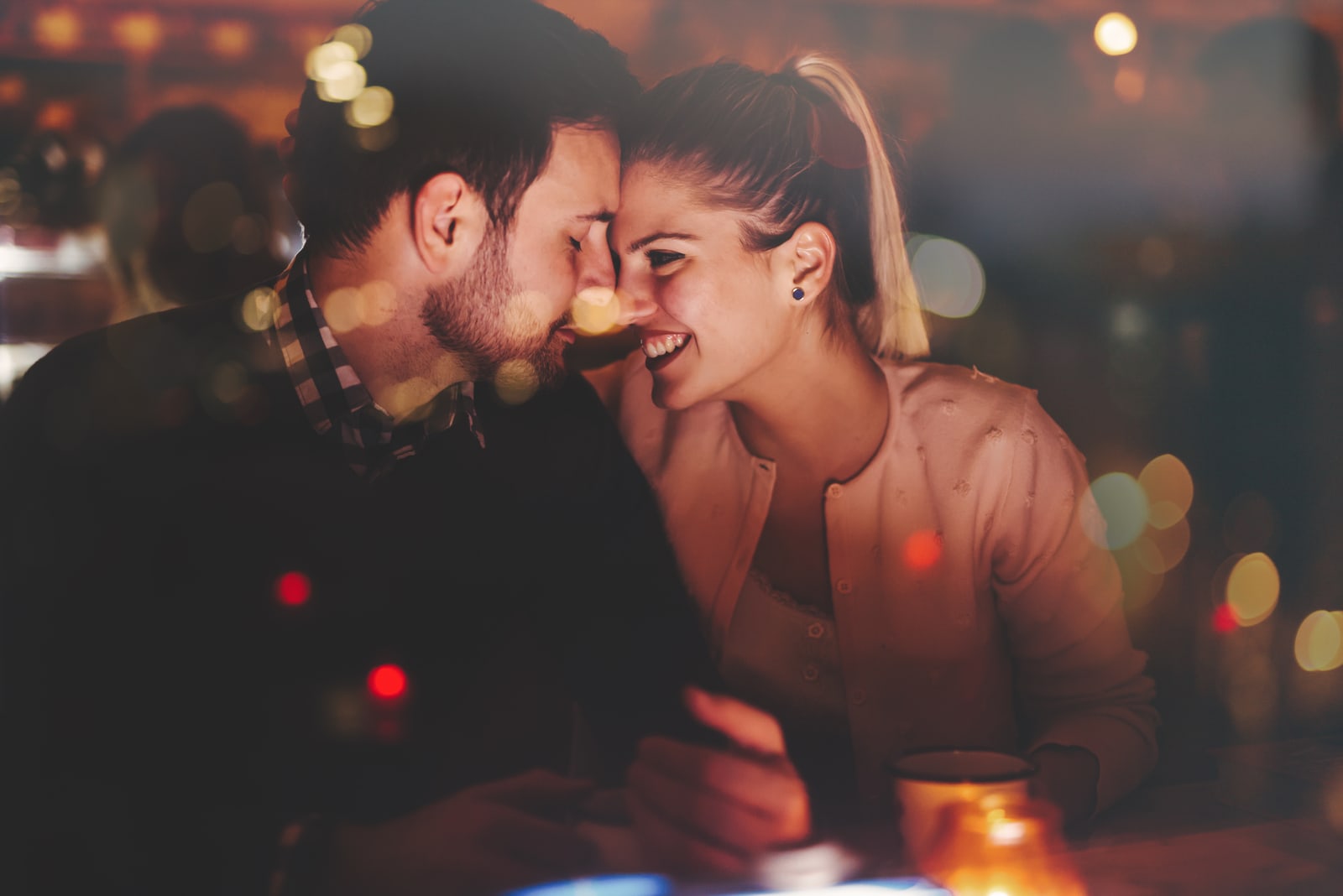 una coppia romantica in riunione in un pub