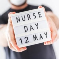 Homem com mensagem do Dia do Enfermeiro