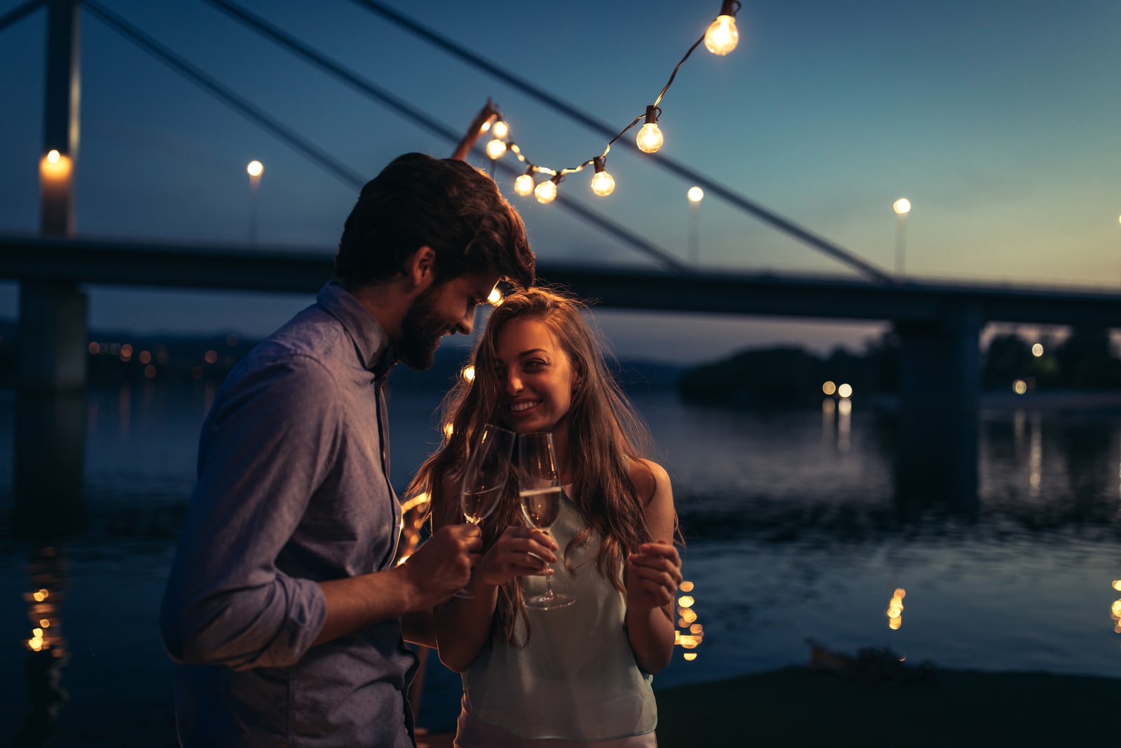 giovane coppia attraente che beve champagne su una barca