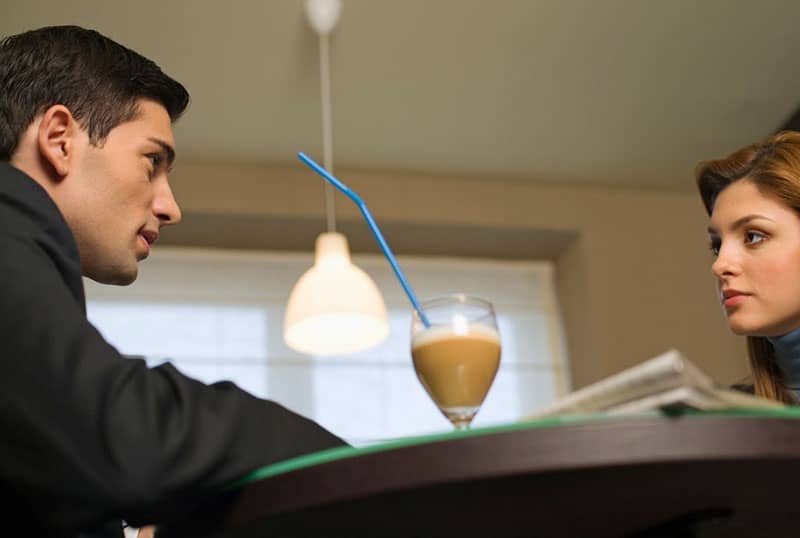 uomo e donna che si frequentano in un caffè su una vista a bassa angolazione