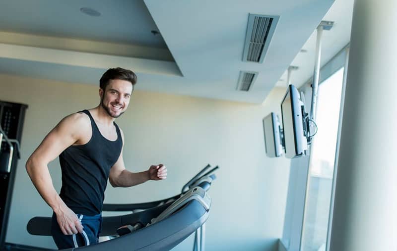 uomo in palestra che corre con il mulino a filo