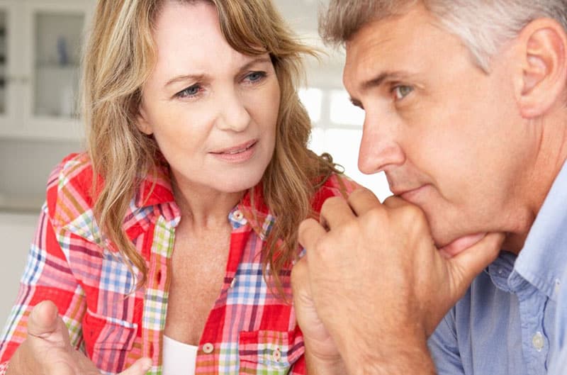 pareja de mediana edad en foto de primer plano la mujer esta regañando 