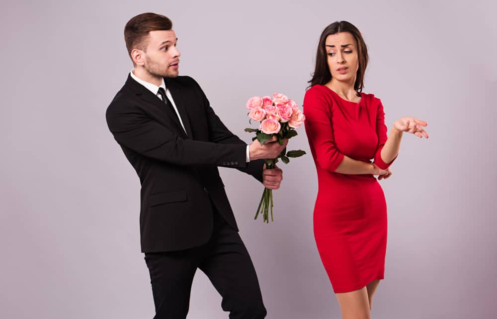 novia desagradecida con vestido rojo