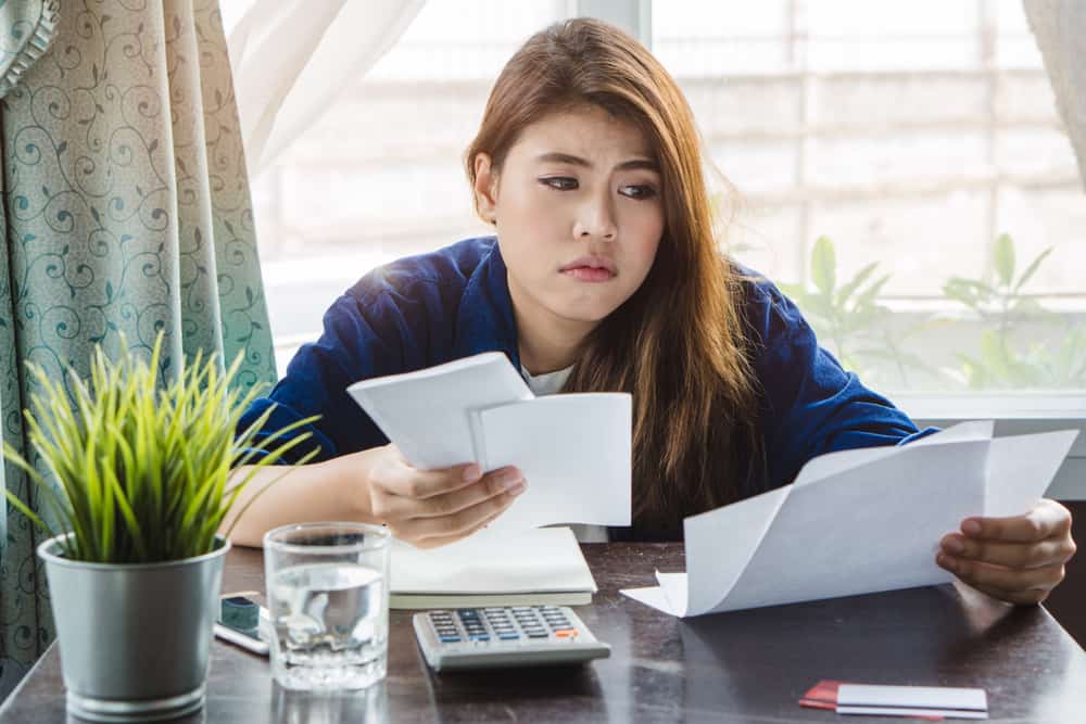 chica joven que se ocupa de las finanzas