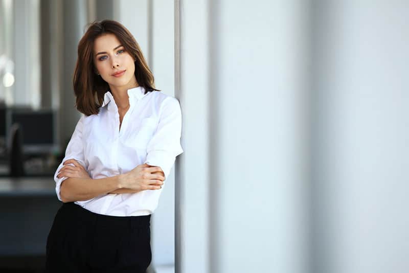 jovem mulher séria a posar