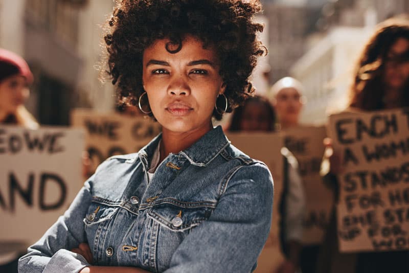 mujer joven con manifestantes