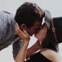 una coppia di innamorati che si bacia appassionatamente