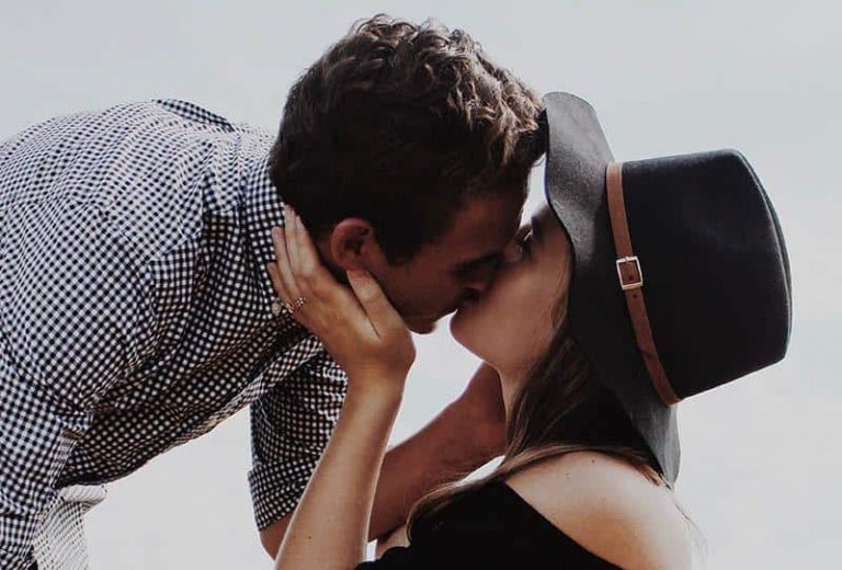 una pareja que se besa apasionadamente