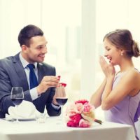 hombre pidiéndole matrimonio a una mujer mientras cenan en un restaurante