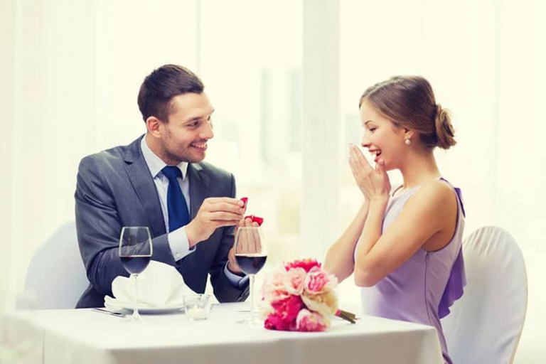 homem pede uma mulher em casamento durante um jantar num restaurante