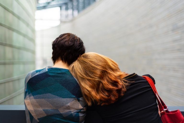 mujer que apoya la cabeza en el hombro de otra persona