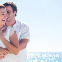 uomo che abbraccia una donna sulla spiaggia