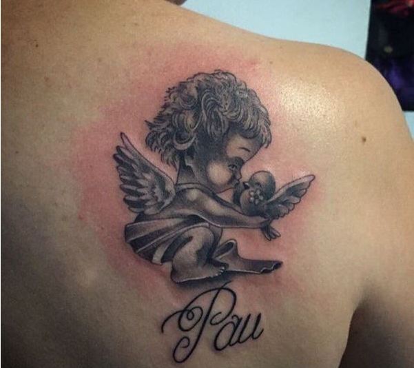 Disegno del tatuaggio dell'angelo inchiostrato vicino alla spalla del corpo
