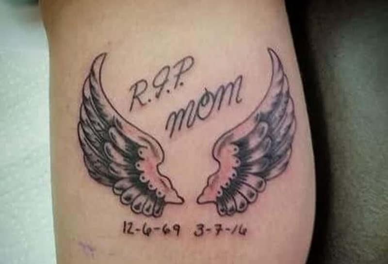 Tatuaggio con disegno di ali d'angelo inchiostrate sul corpo