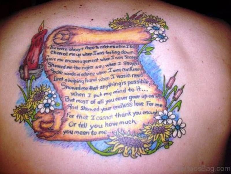 tatuaggio tributo con rotolo che tocca il cuore, inchiostrato sulla parte posteriore del corpo