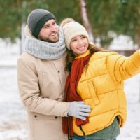 pareja de enamorados de pie al aire libre