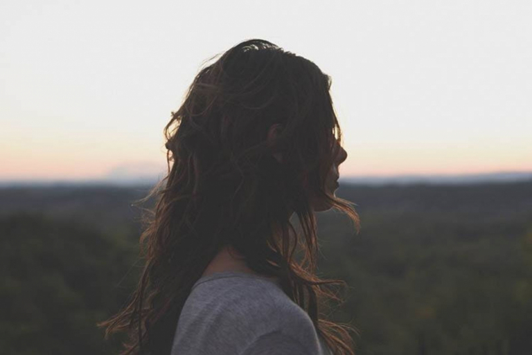 a mulher senta-se de costas
