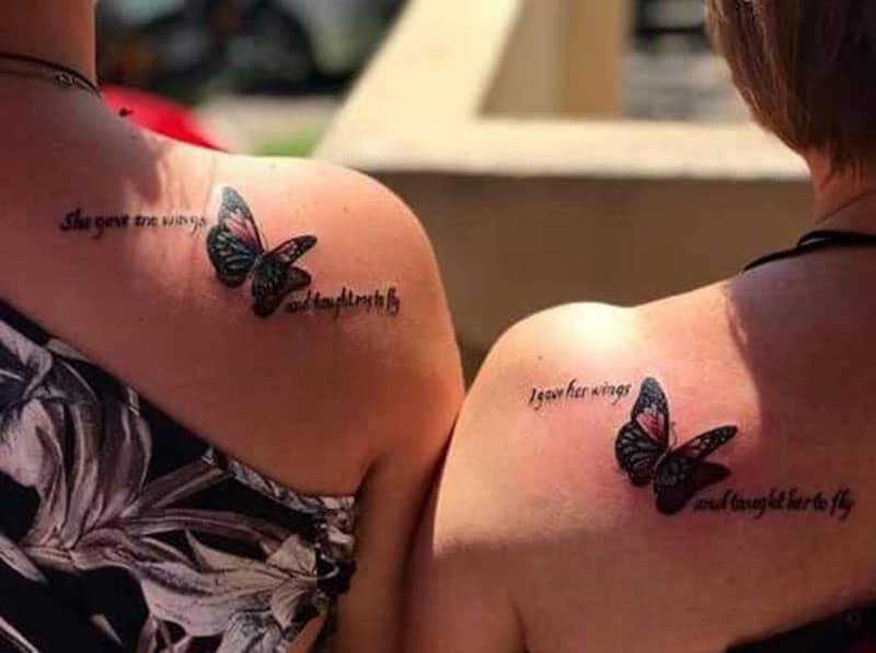 Tatuaggio con disegno di farfalla