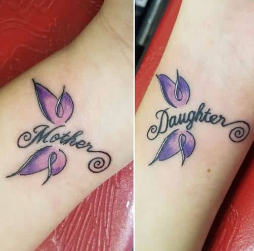 Disegno del tatuaggio madre-figlia inchiostrato su braccia diverse