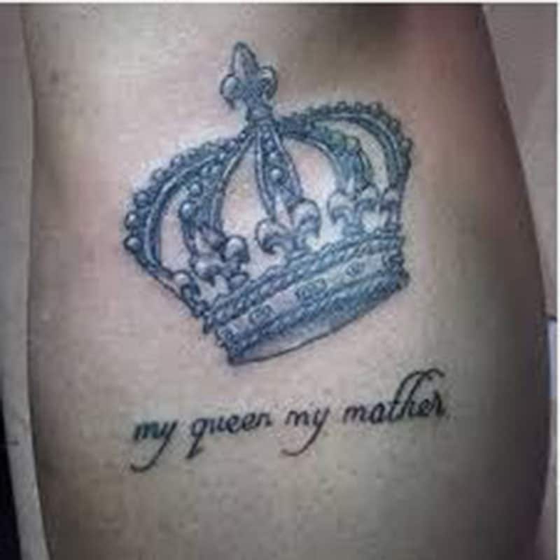 La mia regina mia madre tatuaggio inchiostrato da qualche parte del corpo