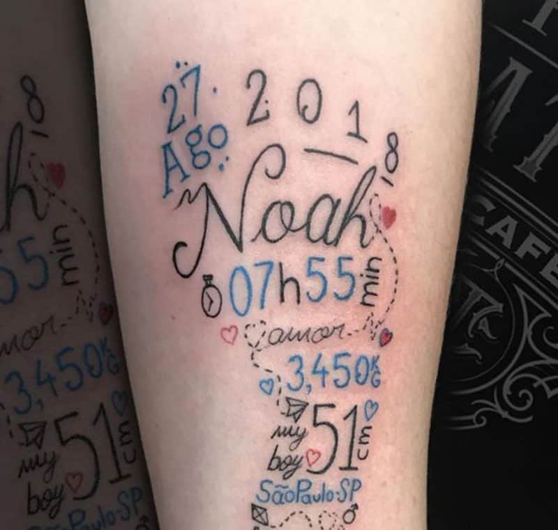 Tatuaggio personalizzato con i dettagli della nascita del bambino incisi in qualche punto del corpo
