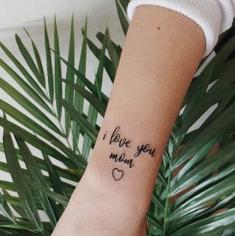 Simple 'I love you mom' tattoo inked in the arms