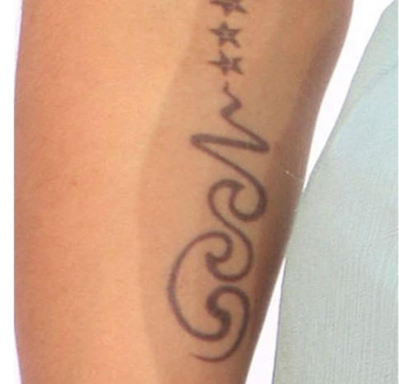 Tatuaggio a stelle in stile Heidi Klums posizionato sul braccio