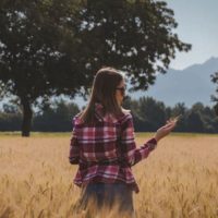 mujer contemplando el campo de cereales