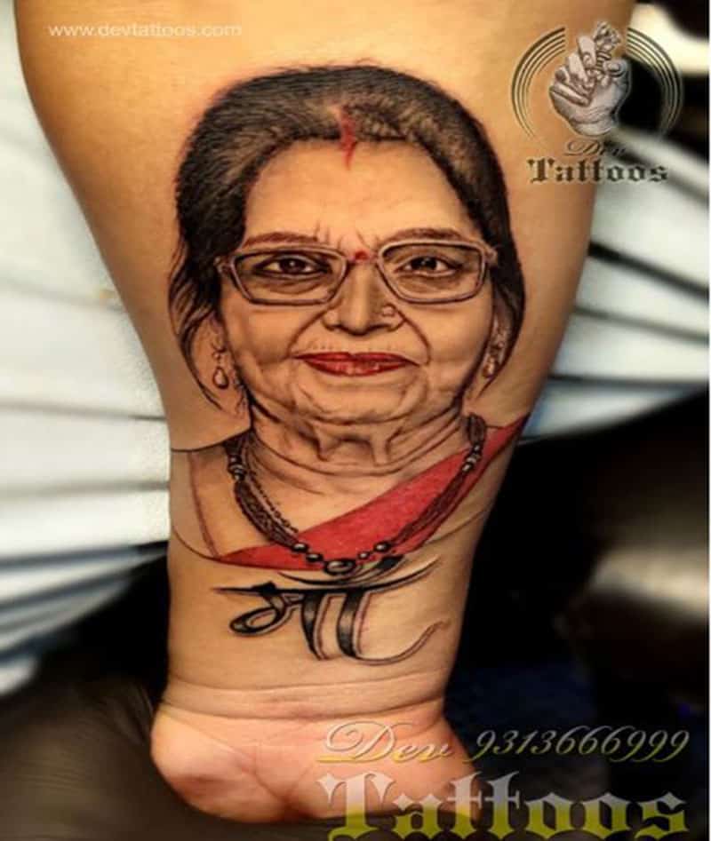 Il tatuaggio del ritratto di tua madre