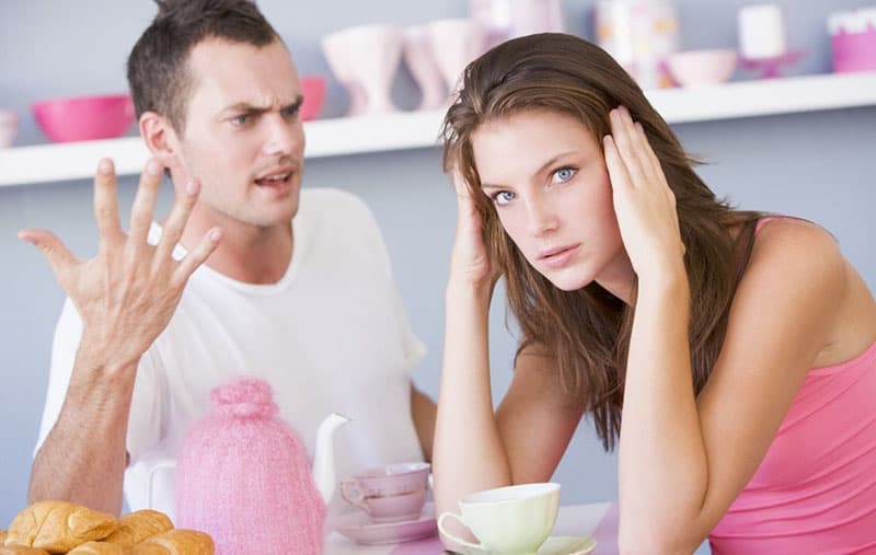 giovane uomo arrabbiato con una donna durante la pausa tè
