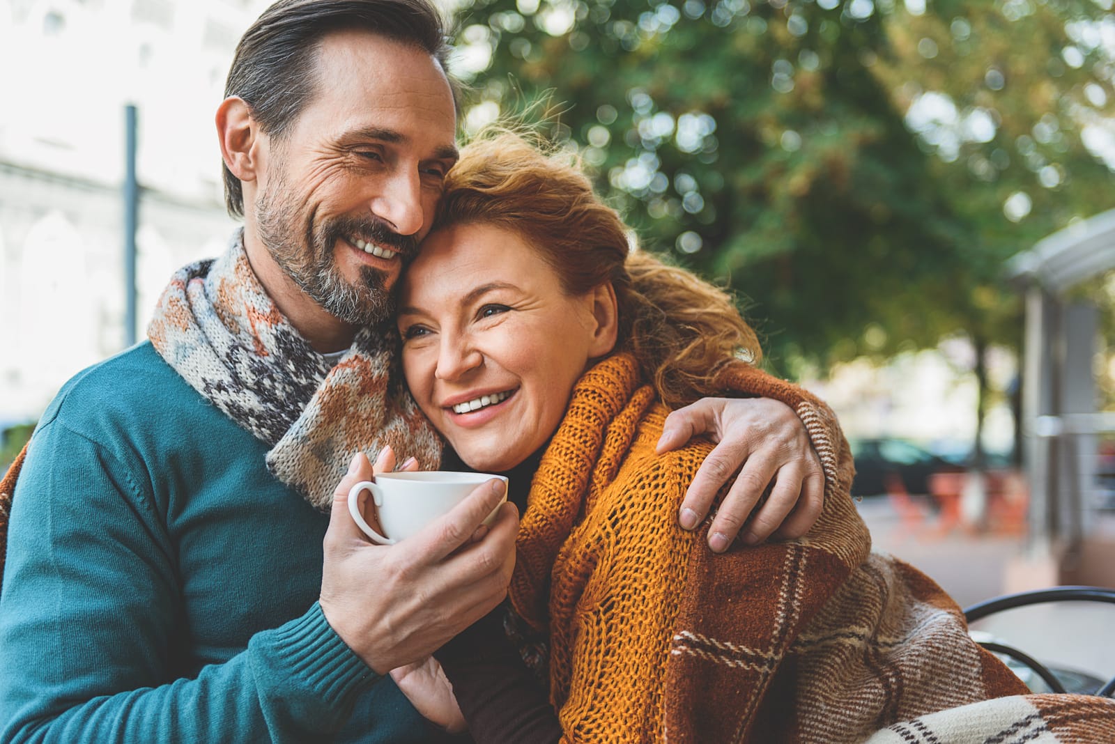 pareja abrazándose con alegría