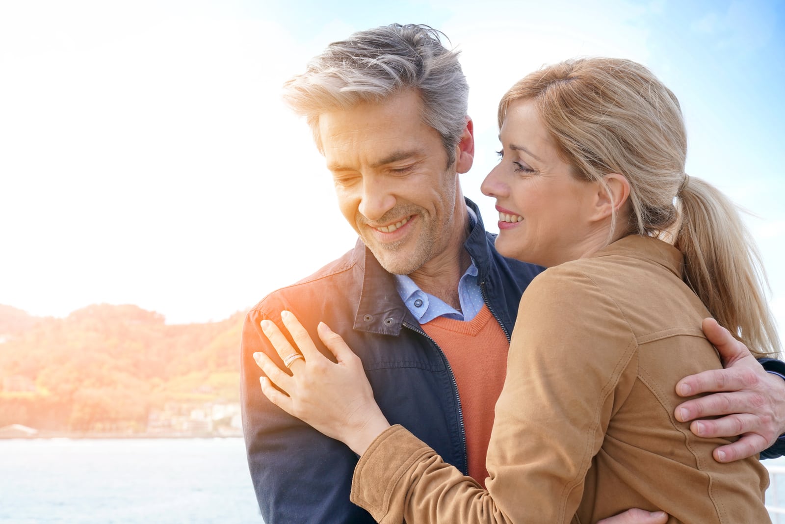 pareja feliz abrazándose