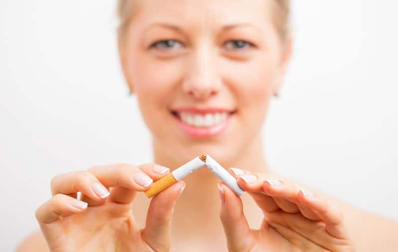 woman stopped smoking by breaking the cigarette