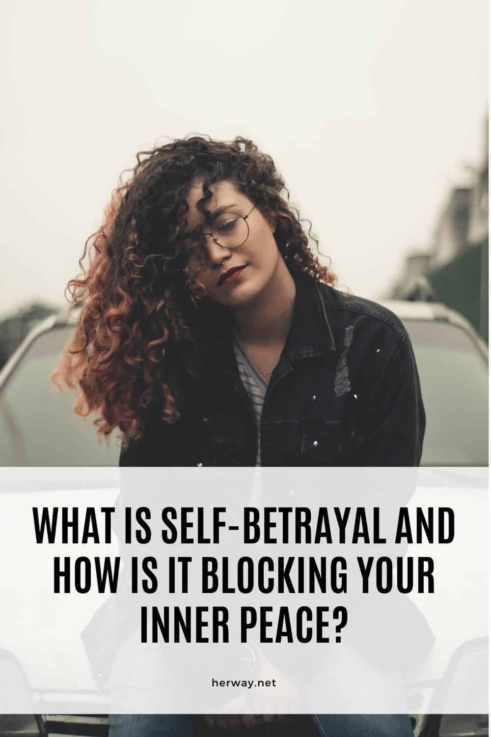 Che cos'è il tradimento di sé e come blocca la vostra pace interiore?