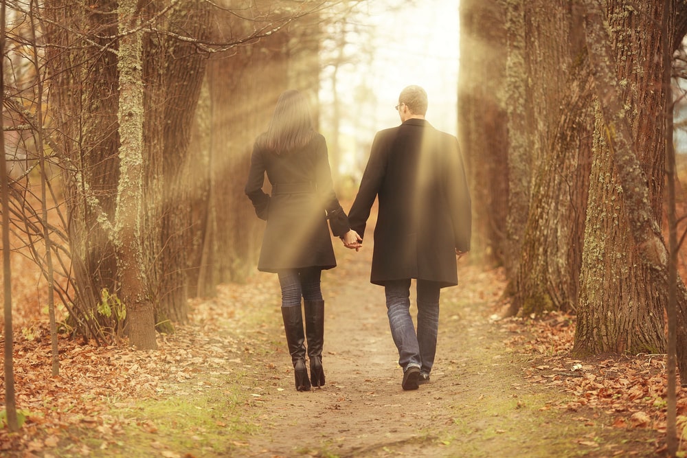 un uomo e una donna camminano nel bosco